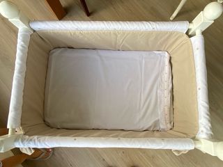 Minicuna blanca con detalles beige