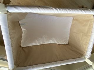 Minicuna blanca con detalles beige