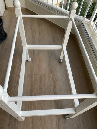 Minicuna blanca con detalles beige