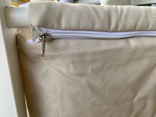 Minicuna blanca con detalles beige