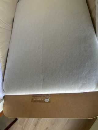 Minicuna blanca con detalles beige