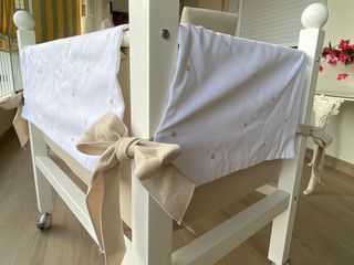 Minicuna blanca con detalles beige