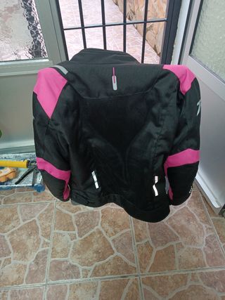 Chaqueta de moto negra y rosa de verano

