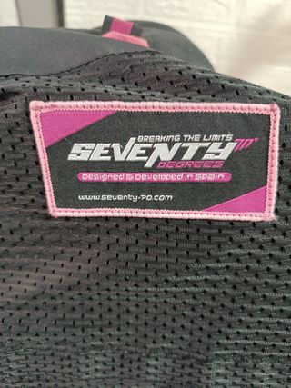 Chaqueta de moto negra y rosa de verano
