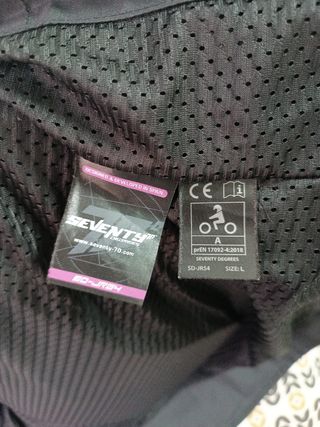 Chaqueta de moto negra y rosa de verano
