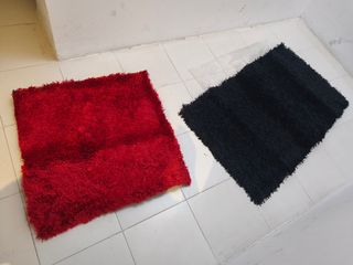 Juego de 2 alfombras (roja y negra)