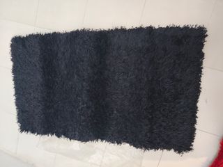 Juego de 2 alfombras (roja y negra)