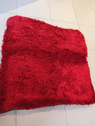 Juego de 2 alfombras (roja y negra)