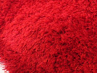 Juego de 2 alfombras (roja y negra)