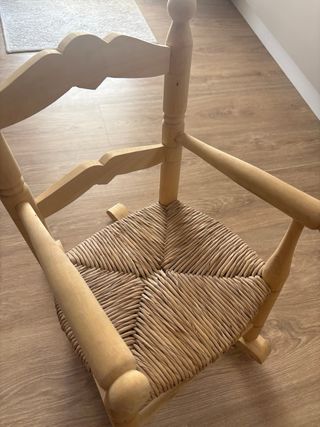 Mecedora de madera para niños