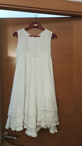 Vestido blanco ibicenco con encaje de niña