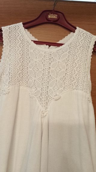 Vestido blanco ibicenco con encaje de niña