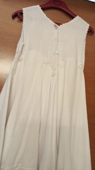 Vestido blanco ibicenco con encaje de niña