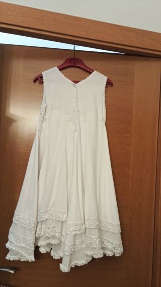 Vestido blanco ibicenco con encaje de niña