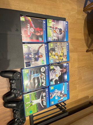 PlayStation 4 con 4 mandos y 18 juegos