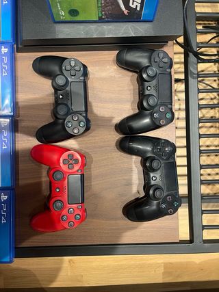 PlayStation 4 con 4 mandos y 18 juegos