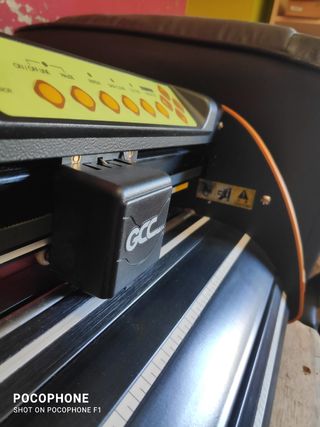 Plotter naranja y amarillo