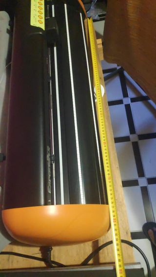 Plotter naranja y amarillo