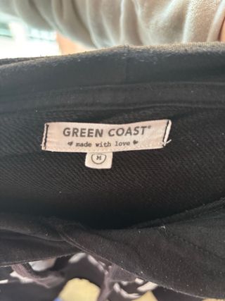 Sudadera negra con estrellas y texto