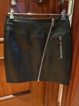 Falda cuero negro tiro alto