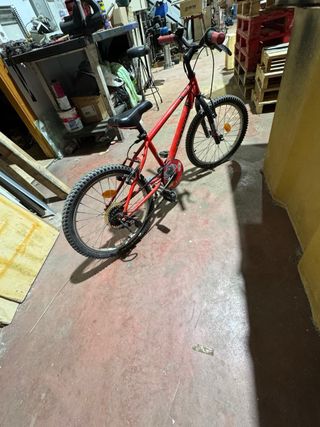 Bicicleta infantil roja B'TWIN