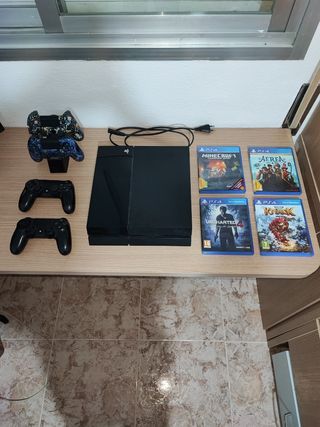 PS4 Fat + 4 Mandos + 4 Juegos - 250€ Negociables 
