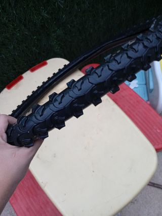 Cubierta de bici negra