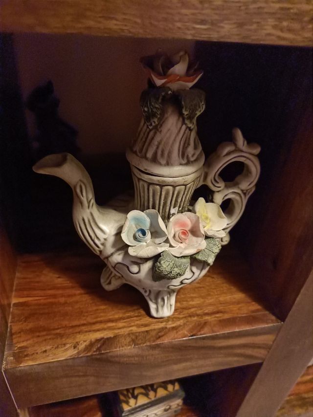 Teiera decorativa in ceramica con fiori
