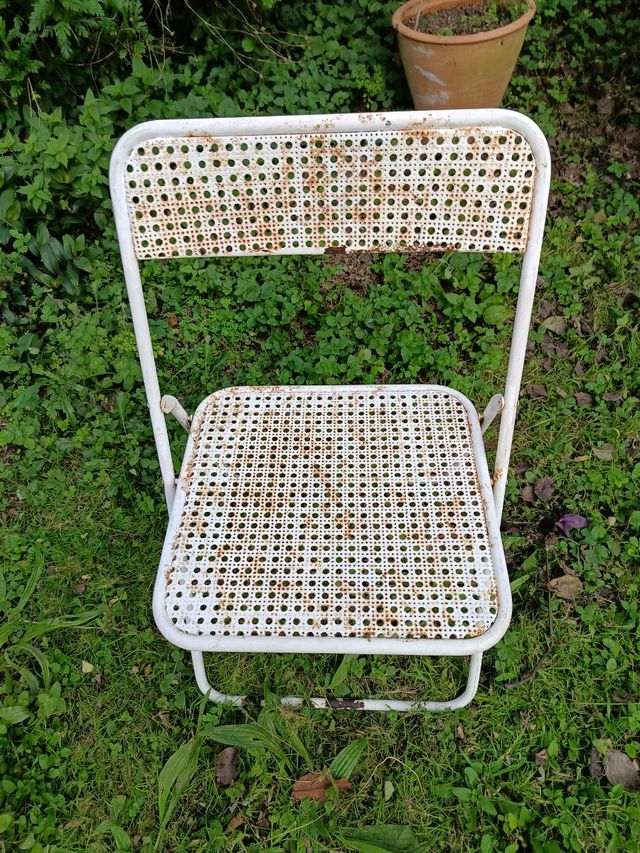 Sedia pieghevole antica in metallo bianco