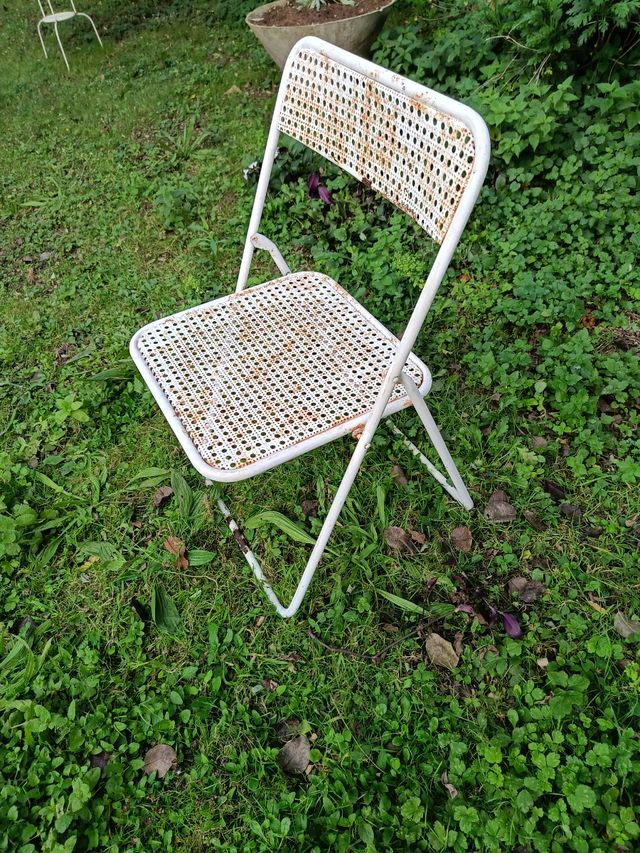 Sedia pieghevole antica in metallo bianco