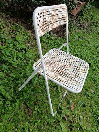 Silla plegable metal antigua blanca