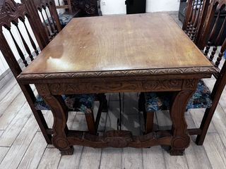 Mesa de comedor antigua de madera labrada.