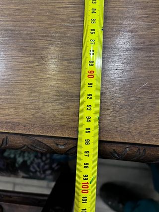 Mesa de comedor antigua de madera labrada.