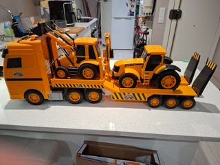 Camión con excavadora y tractor