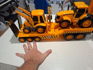 Camión con excavadora y tractor