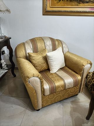 Poltrona in tessuto beige e oro