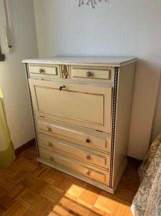 Cómoda de madera beige y dorada vintage