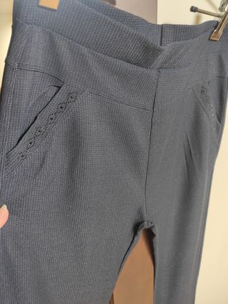 Pantalón vestir con detalles