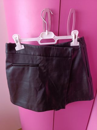 Falda pantalón cuero negra Stradivarius