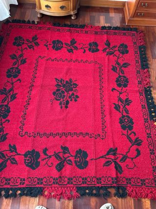 Alfombra de telar de lana roja y negra, artesanal.