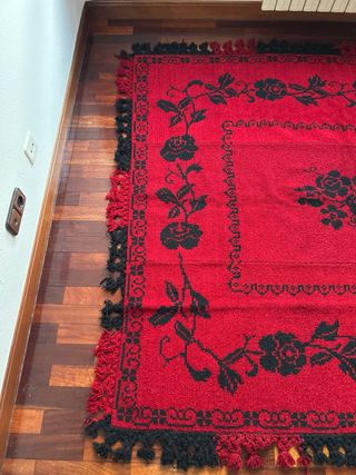 Alfombra de telar de lana roja y negra, artesanal.