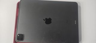 iPad Pro 2021 Negro con Funda Roja