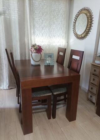 Mesa comedor extensible y 4 sillas