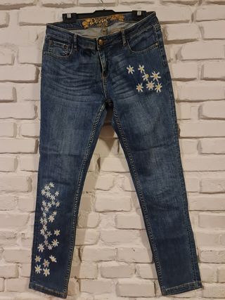Pantalón vaquero Desigual con flores