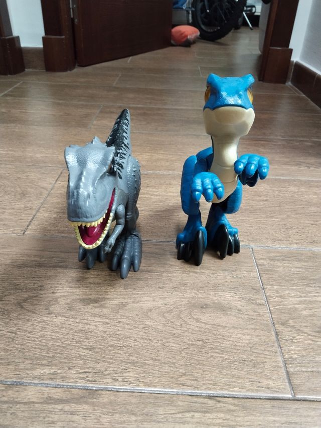 2 Dinosaurios de Juguete