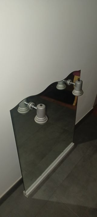Espejo de baño plateado con soportes