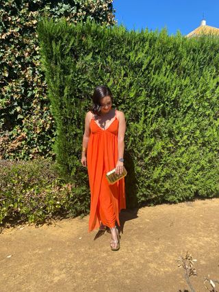 Vestido naranja largo con detalles dorados