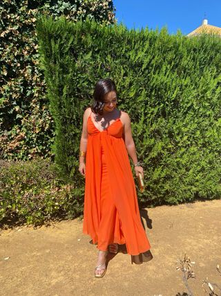 Vestido naranja largo con detalles dorados