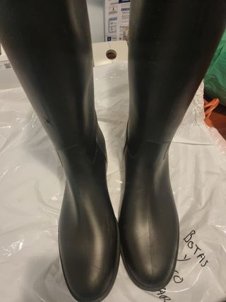 Botas de montar y casco.