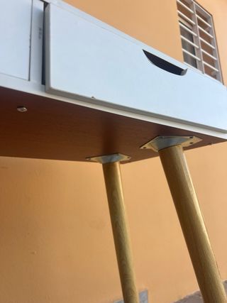 Mesa auxiliar nórdica blanca y madera